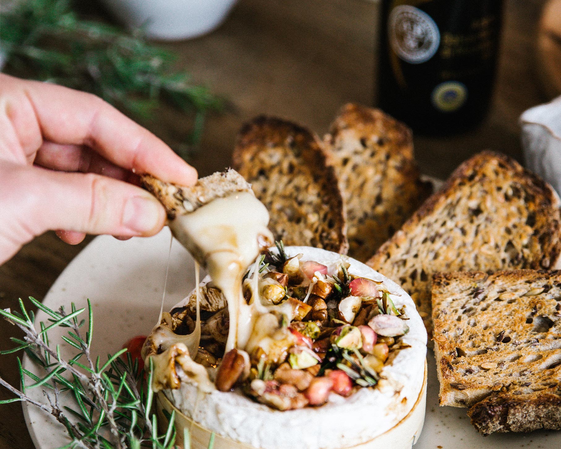 Camembert rôti de Noël, fruits secs, graines de grenade, romarin et Vinaigre Balsamique de Modène IGP