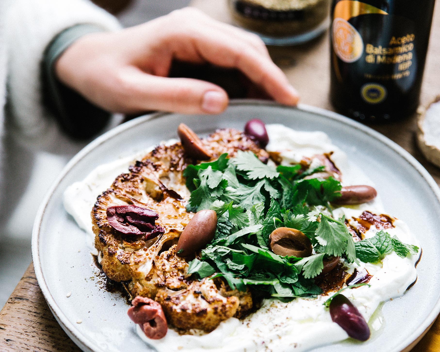 Tranches de chou-fleur rôties, marinade au Vinaigre Balsamique de Modène IGP Invecchiato, labné express et zaatar