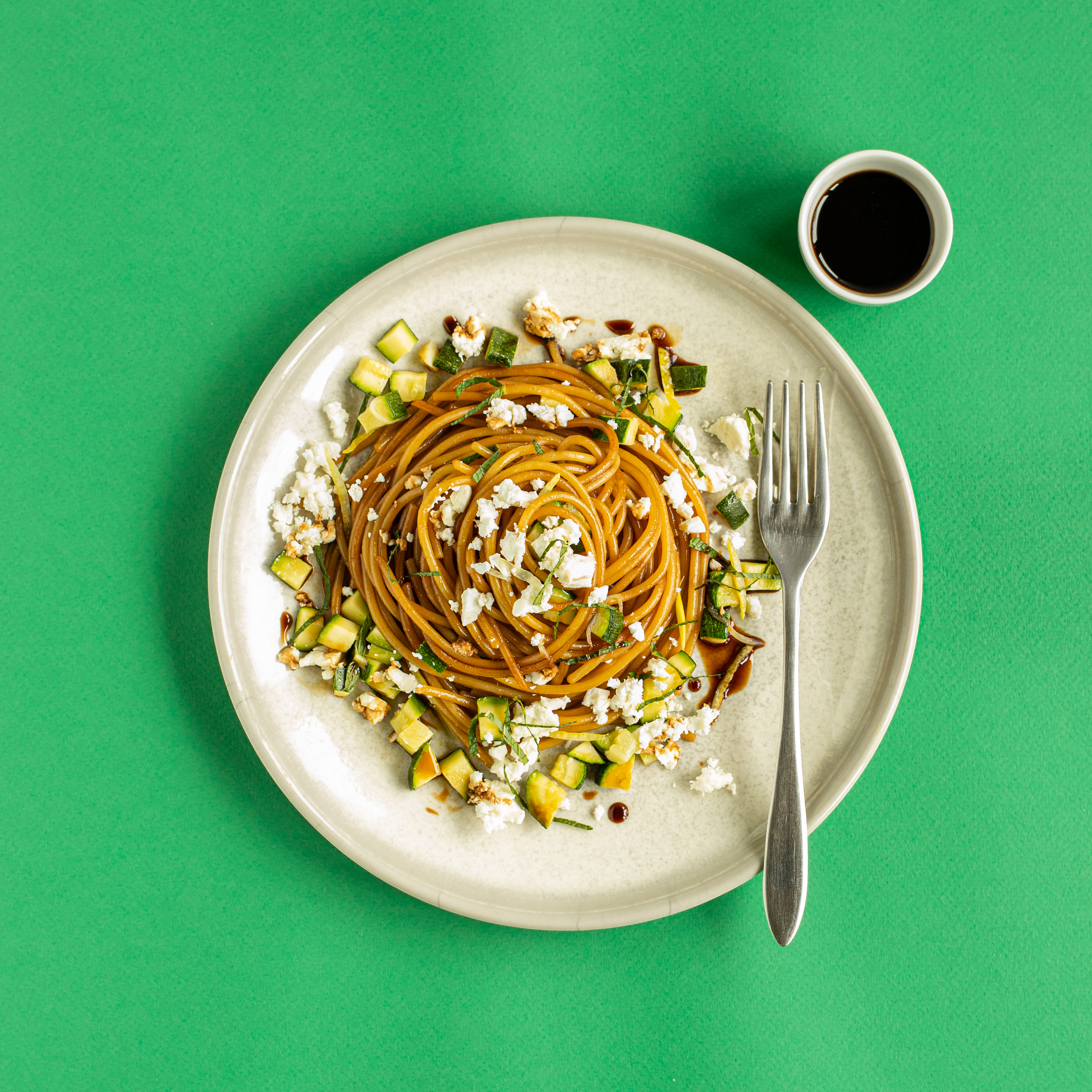 Spaghettini con calabacines, menta, limón y queso feta caramelizados al Vinagre Balsámico de Módena IGP