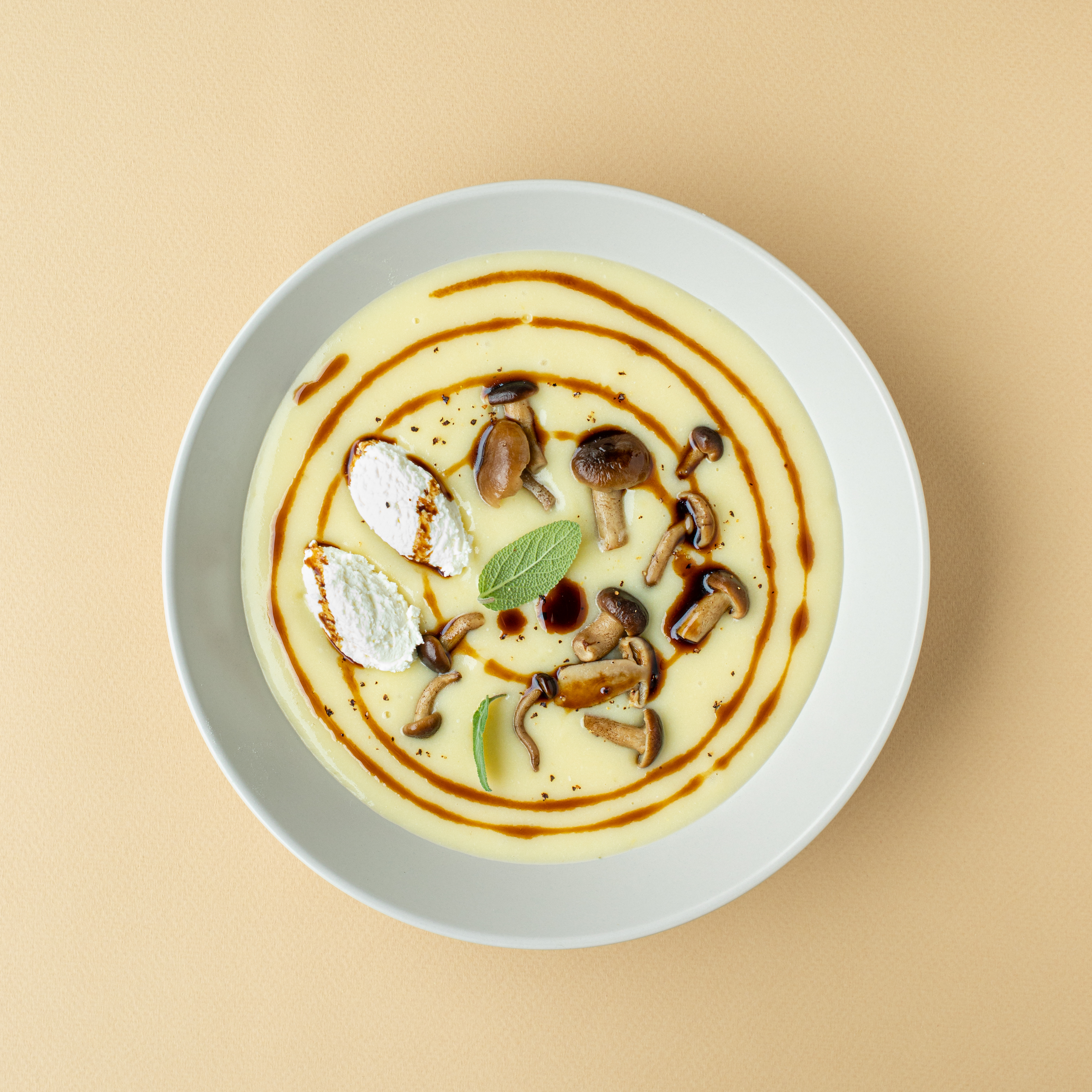 Crema veloutè de patatas con leche, salvia y Vinagre Balsámico de Módena IGP, Quenelle de cabra y setas de chopo