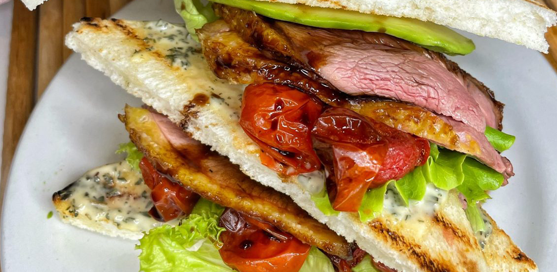 Club sandwich con petto d’anatra glassato all’Aceto Balsamico di Modena IGP, con avocado e pomodorini infornati