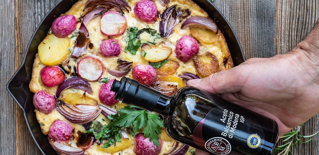 Bunte Frittata mit gerösteten Radieschen und Aceto Balsamico di Modena g. g. A.