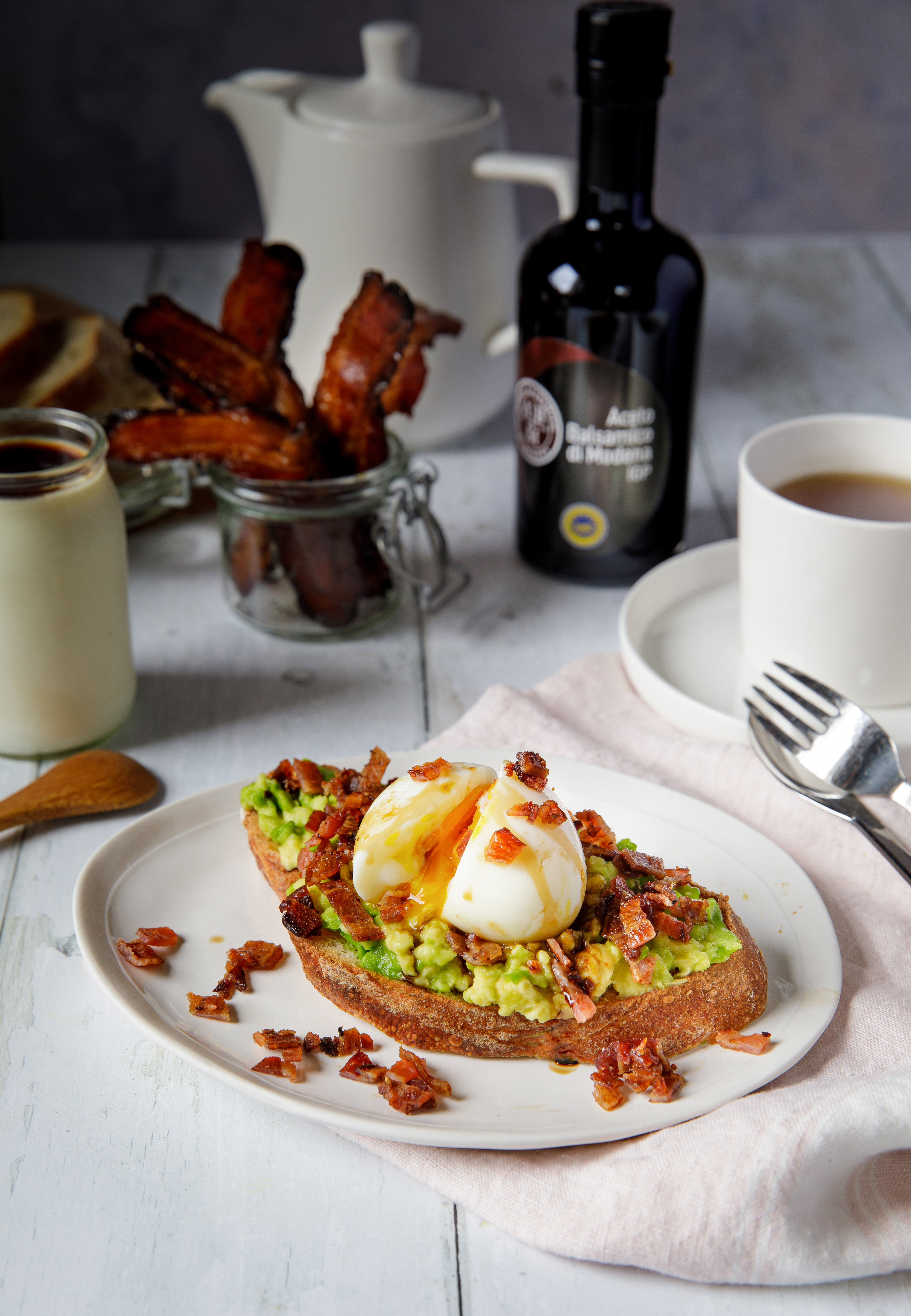 Tartine breakfast avocat-œuf-bacon caramélisé au vinaigre balsamique