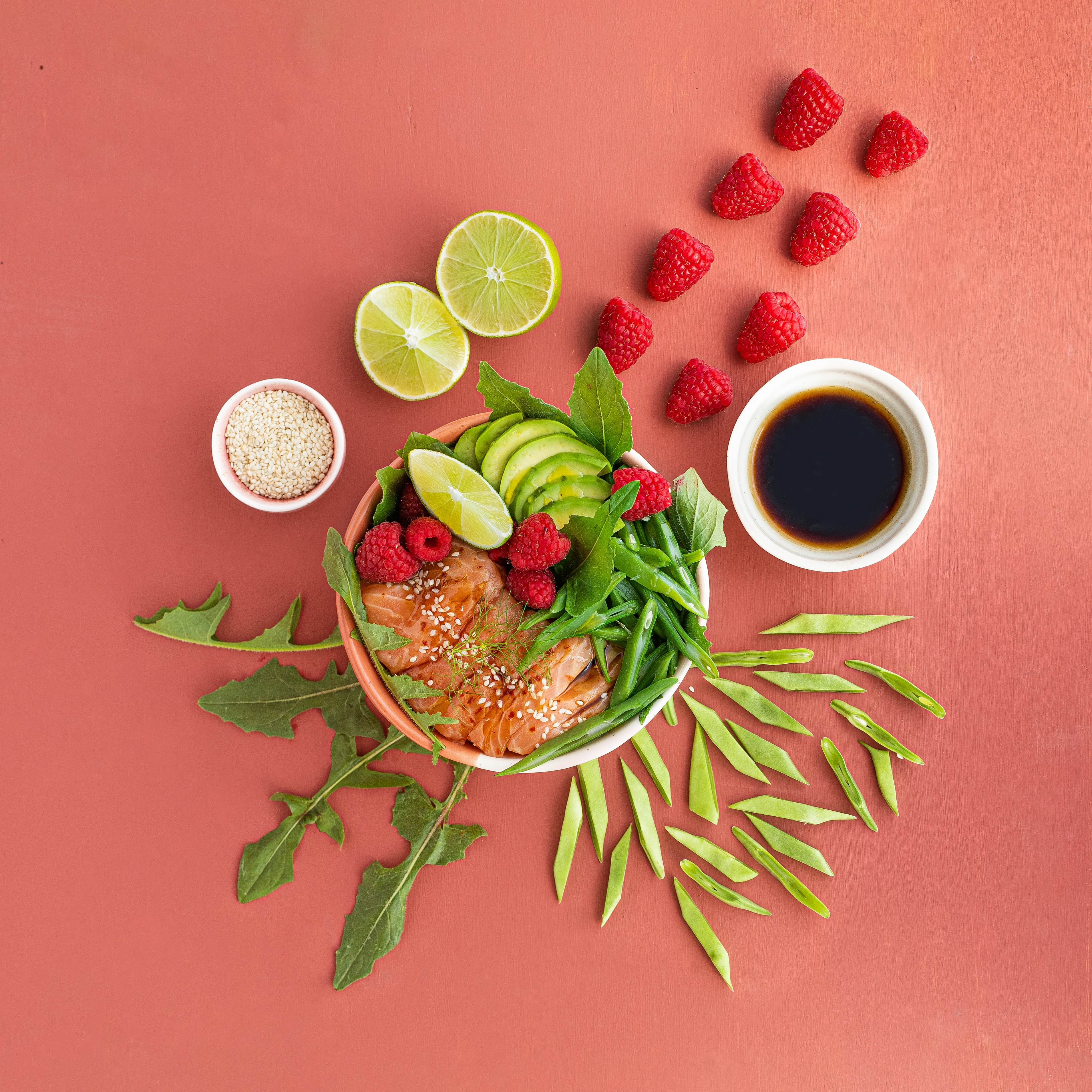 Bowle di salmone in salsa ponzu all’Aceto Balsamico di Modena IGP, avocado, lamponi e taccole