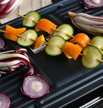 Raclette de Verduras Perfumadas con Tomini a la miel, Ensaladitas Gourmandes y Pepinos agridulces