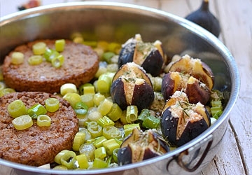 Soja-Steaks serviert auf einem Bett aus Frühlingszwiebeln mit gegrillten Feigen Parmesan und Balsamessig aus Modena (Aceto Balsamico di Modena g.g.A.)