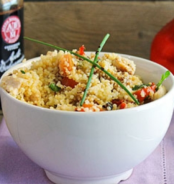 Tabouleh mit Kräutern, Huhn und gedünsteter Paprika