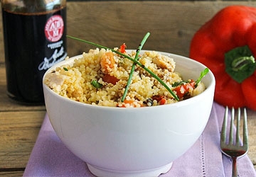 Tabouleh mit Kräutern, Huhn und gedünsteter Paprika