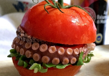 Tomato sandwich with octopus and vegetable sauce with Balsamic Vinegar of