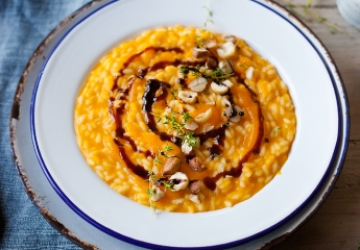 Risotto mit Kürbiscreme, Balsamessig aus Modena (Aceto Balsamico di Modena g.g.A.) und Haselnüssen