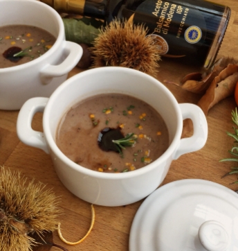 Kastaniensuppe mit Mandarine und Balsamessig aus Modena gealtert (Aceto Balsamico di Modena g.g.A invecchiato)