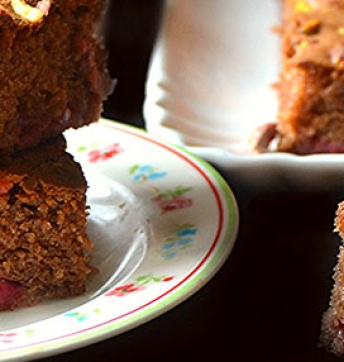 Schokoladen Brownies, Pistazien und aromatisierte Erdbeeren mit Balsamessig aus Modena (Aceto Balsamico di Modena g.g.A.)