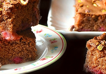 Brownies de chocolate, pistachos y fresas aromatizados con Vinagre Balsámico de Módena IGP