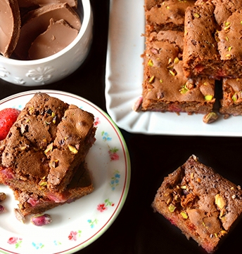 Brownies al cioccolato, pistacchio e fragole profumati all’Aceto Balsamico di Modena IGP