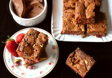 Brownies al cioccolato, pistacchio e fragole profumati all’Aceto Balsamico di Modena IGP