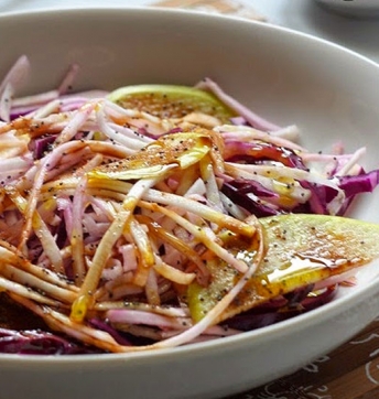 Insalata di sedano rapa, mele e cavolo viola