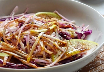 Ensalada de apio-nabo, manzana y col violeta