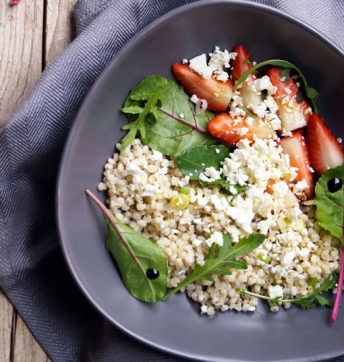 Ensalada de sorgo con fresas, queso feta y Vinagre Balsámico envejecido de Módena IGP