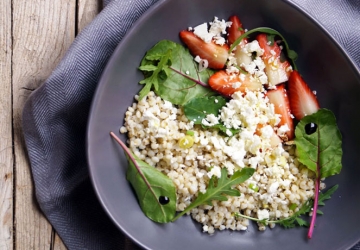 Insalata di sorgo con fragole, feta e Aceto Balsamico invecchiato di Modena IGP