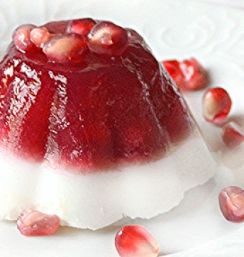 Granatapfel Panna Cotta verfeinert mit Balsamessig aus Modena (Aceto Balsamico di Modena g.g.A.)