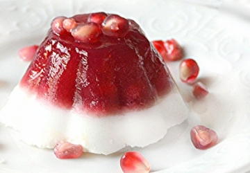 Granatapfel Panna Cotta verfeinert mit Balsamessig aus Modena (Aceto Balsamico di Modena g.g.A.)