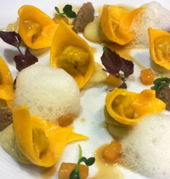 Enten-Ravioli mit Balsamessig aus Modena (Aceto Balsamico di Modena g.g.A.), Ingwerschaum und Kartoffelcreme