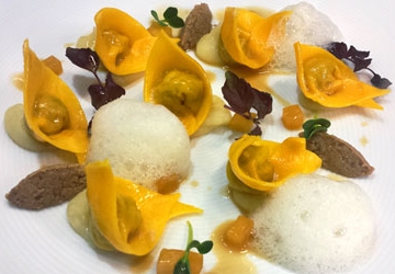 Enten-Ravioli mit Balsamessig aus Modena (Aceto Balsamico di Modena g.g.A.), Ingwerschaum und Kartoffelcreme