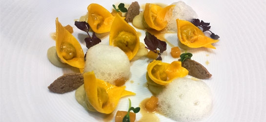 Enten-Ravioli mit Balsamessig aus Modena (Aceto Balsamico di Modena g.g.A.), Ingwerschaum und Kartoffelcreme