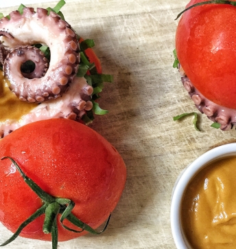 Panino di pomodoro con polpo e salsa di verdure all’Aceto Balsamico di Modena IGP