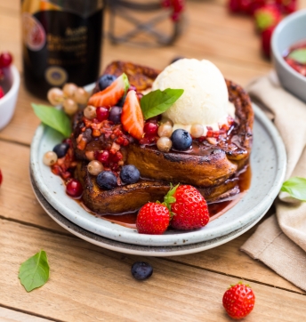 Brioche perdue et salsa de fraises aux fruits rouges et Vinaigre Balsamique de Modène IGP Invecchiato