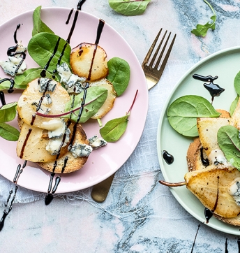 Blauschimmelkäse, karamellisierte Birne und Balsamessig aus Modena (Aceto Balsamico di Modena g.g.A.)