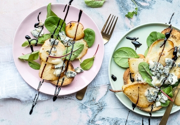 Blauschimmelkäse, karamellisierte Birne und Balsamessig aus Modena (Aceto Balsamico di Modena g.g.A.)