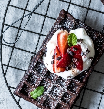 Brownie-Waffeln mit Balsamico-Erdbeeren