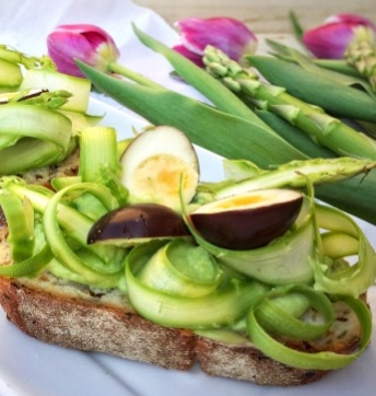 Bruschetta with asparagus and quail eggs with Balsamic Vinegar of Modena PGI