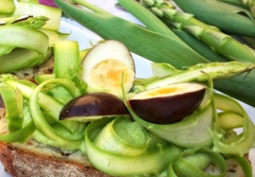 Bruschetta with asparagus and quail eggs with Balsamic Vinegar of Modena PGI