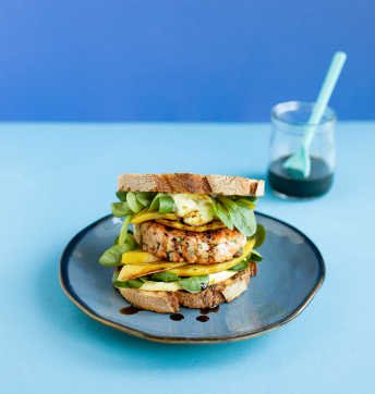 Burger di pesce, mango grigliato, maionese al wasabi, valeriana e Aceto Balsamico di Modena IGP