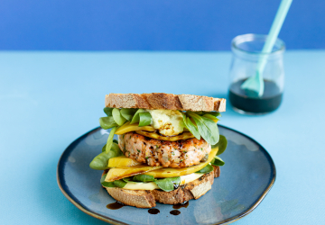 Burger di pesce, mango grigliato, maionese al wasabi, valeriana e Aceto Balsamico di Modena IGP