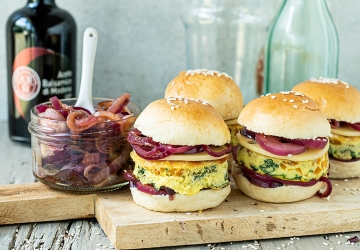 Mini-Omelette-Burger mit karamellisierter roter Zwiebel