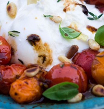 Burrata mit geschmorten Aceto Balsamico di Modena g.g.A.-Tomaten