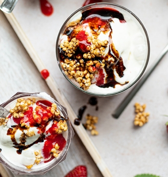 Cream ice-cream, strawberry sauce and millet brittle