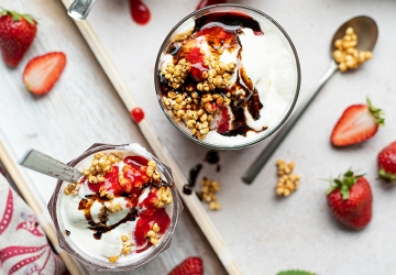 Gelato fiordilatte, salsa di fragole e croccante di miglio