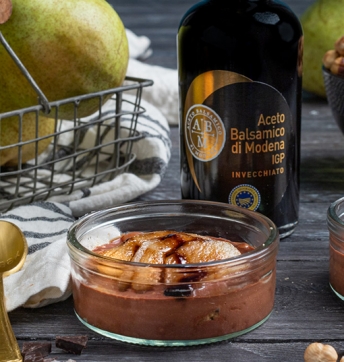 Pere al moscato e Aceto Balsamico Di Modena IGP con crumble di nocciole e salsa al cioccolato