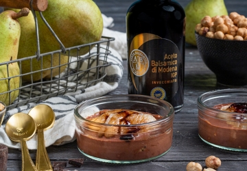 Pere al moscato e Aceto Balsamico Di Modena IGP con crumble di nocciole e salsa al cioccolato