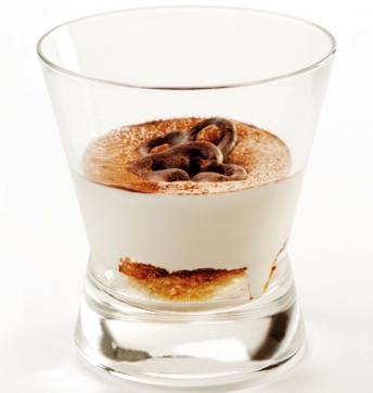 Cappuccino de mousse al mascarpone, galleta deliciosa al chocolate y alma al Vinagre Balsámico de Módena (Aceto Balsamico di Modena IGP)