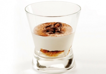 Cappuccino de mousse al mascarpone, galleta deliciosa al chocolate y alma al Vinagre Balsámico de Módena (Aceto Balsamico di Modena IGP)