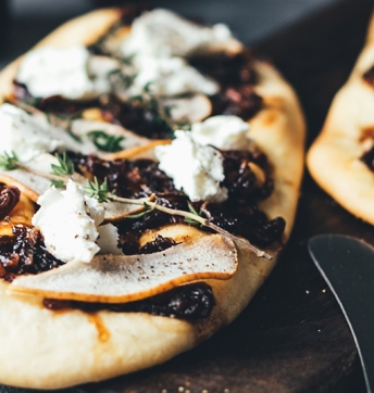 Coca Pizza, Zwiebeln mit Aceto Balsamico di Modena g.g.A., Birne und Ziegenfrischkäse