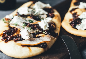 Coca Pizza, Zwiebeln mit Aceto Balsamico di Modena g.g.A., Birne und Ziegenfrischkäse