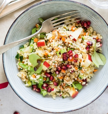 Couscous-Salat mit Gemüse, Granatapfel und Walnuss