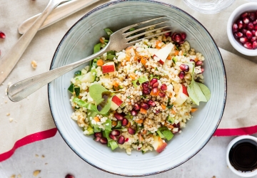 Couscous-Salat mit Gemüse, Granatapfel und Walnuss