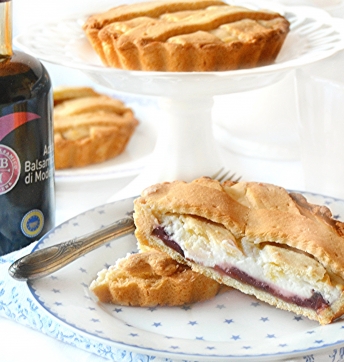 Crostatine alla ricotta con confettura di amarene e Aceto Balsamico di Modena IGP